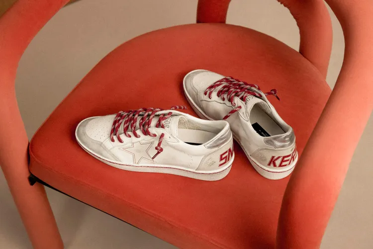 Ball Star鞋履將白色皮革巧搭蛇紋印花、紅色縫線及相襯鞋帶。品牌提供