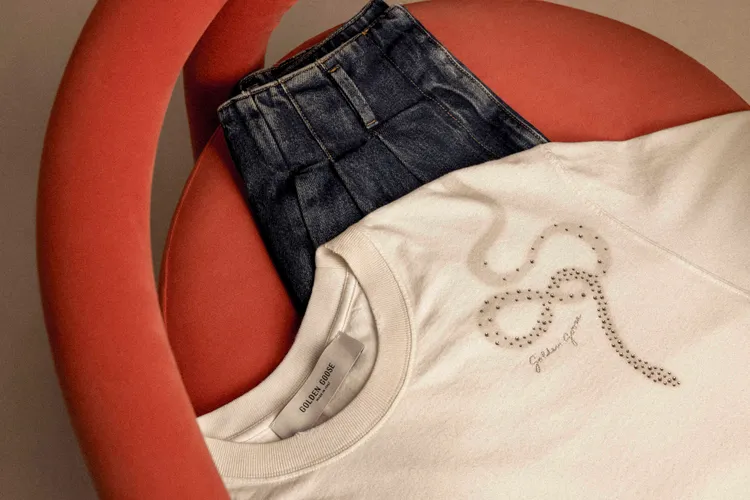 新春單品運用水鑽元素呈現出蛇形圖樣品牌提供