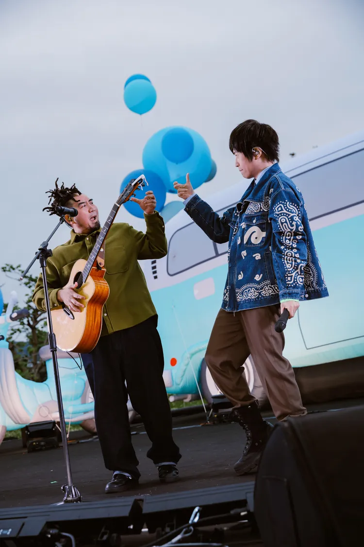 五月天阿信與嘉賓Matzka開心互動。相信音樂提供