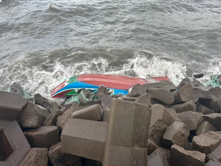 舢舨漁船林口外海翻覆。翻攝畫面