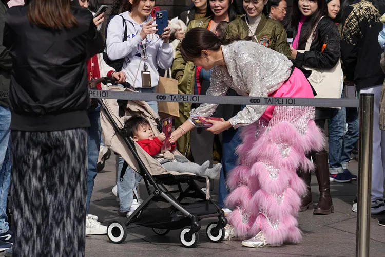 新春大年初一第一天，賈永婕馬不停蹄就上工，親手送上滿滿的財運祝福，發紅包給現場民眾，為新的一年開啟好兆頭。彭欣偉攝