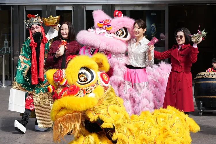 新春大年初一第一天，賈永婕馬不停蹄就上工，驚喜化身舞獅，親自表演舞龍舞獅，現場與文武財神共同演出，為新的一年開啟好兆頭。彭欣偉攝
