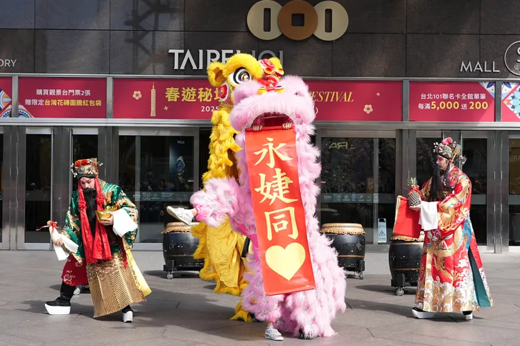 新春大年初一第一天，賈永婕馬不停蹄就上工，驚喜化身舞獅，親自表演舞龍舞獅，現場與文武財神共同演出，為新的一年開啟好兆頭。彭欣偉攝