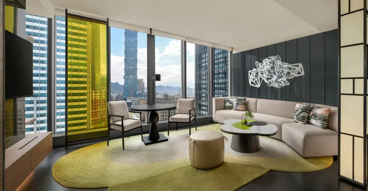 「絕佳客房」、「非凡套房」、「奇幻套房」採用深淺交錯的綠色為主調，沉穩演繹城市綠洲，圖為「奇幻套房」。業者提供