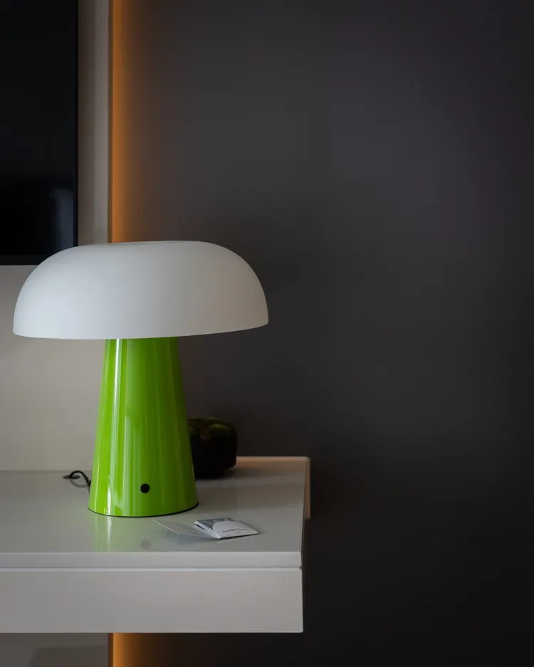 客房桌面吸睛的蘑菇造型檯燈，演示專屬W品牌的獨特幽默，圖為「絕佳客房」，photo credit to @yuuki_dokoro。