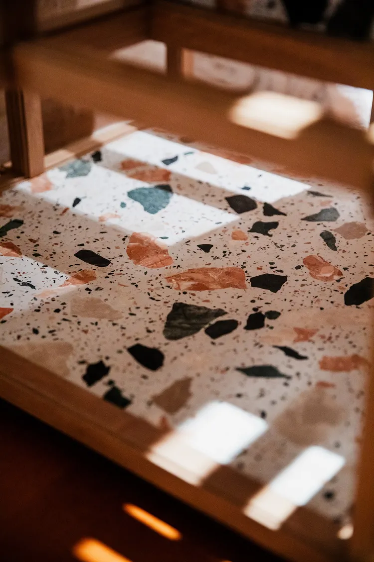 各房型內特選再生水磨石製作平面層架，將廢料巧妙再利用，更落實品牌重視永續發展的精神。業者提供