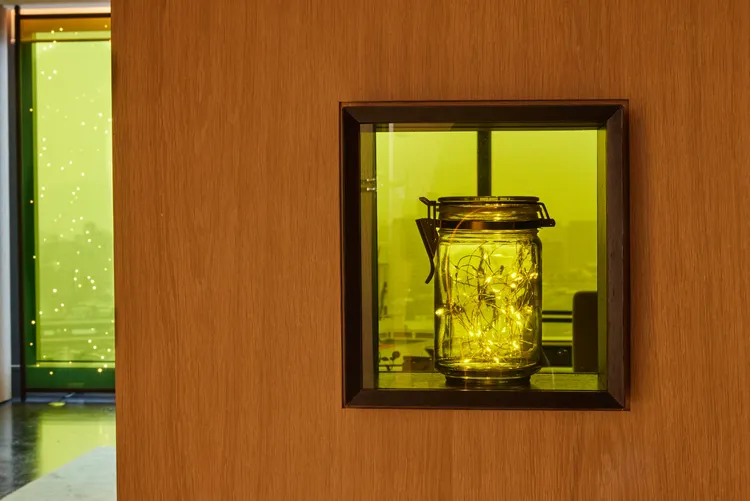 以螢火蟲為靈感打造的閃爍燈飾與落地帷幕，完美詮釋「Nature Electrified自然大放電」設計理念，圖為「非凡套房」。業者提供