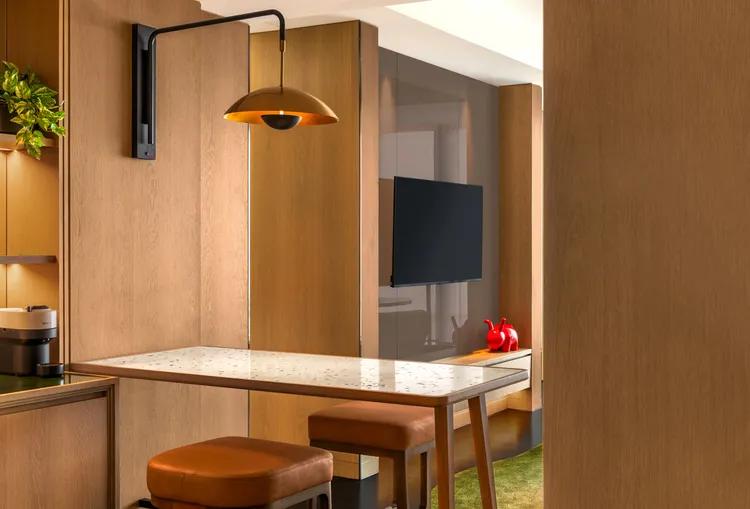 俏皮的「W Animals」W生肖寵物藏身於房內迎接貴賓，每次入住皆得以滿足開箱盲盒般的期待感，圖內為兔子造型「W Animals」。業者提供