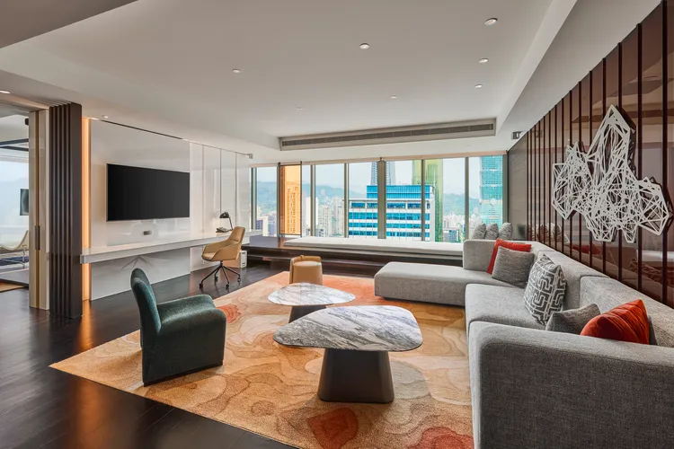 全館僅三間、採光絕佳的「驚喜套房」則褪下過往的活潑配色，打造低調的尊享體驗。業者提供