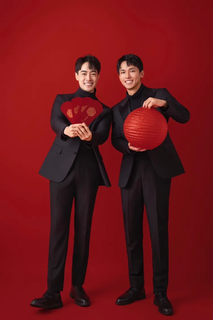 朱宇謀（左）與文威登喜氣洋洋向粉絲拜年。經紀人提供