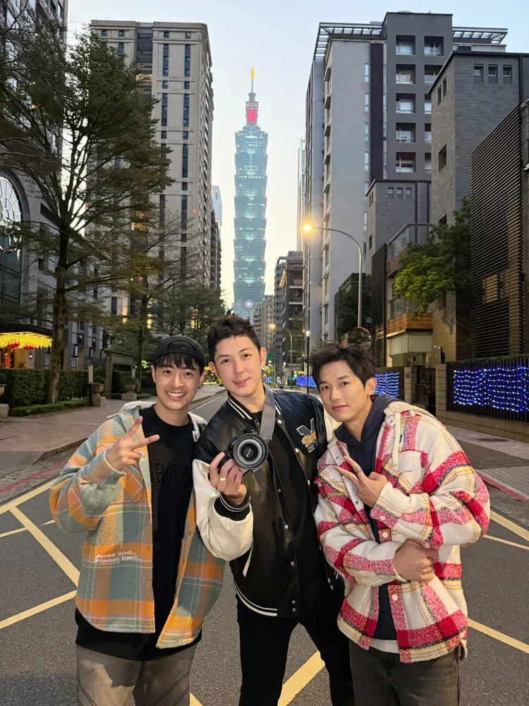 田舞陽（中）擔任攝影師，替朱宇謀、文威登拍帥照。經紀人提供