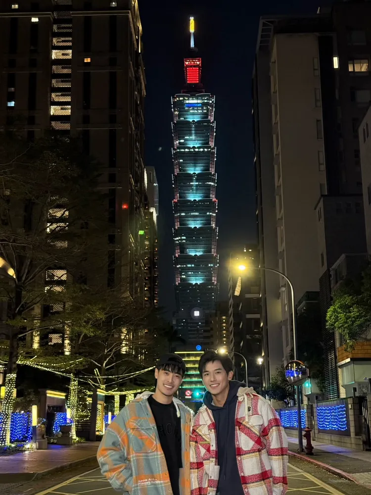 朱宇謀和文威登趁著101點紅燈之際合影，討個喜氣。經紀人提供