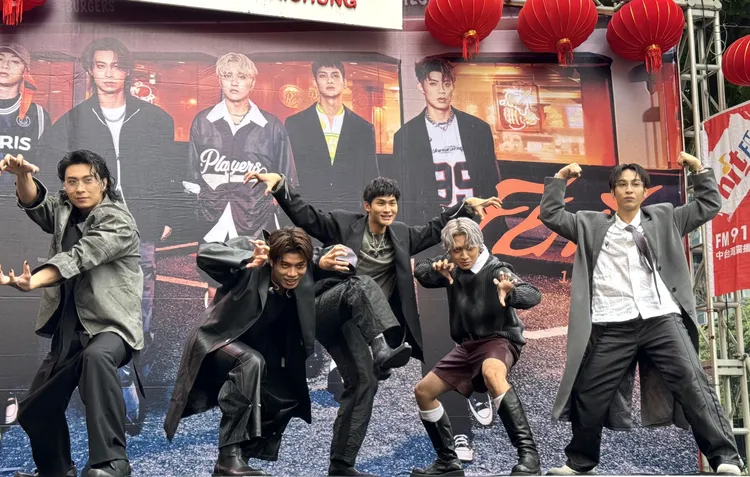 FEniX日前於台中舉辦簽唱會，吸引超過千名粉絲到場支持。圖／華納音樂提供