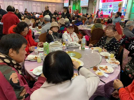 开饭了!桃园邀350位荣民眷围炉迎新春 荣民伯伯感动「有生之年跟同袍吃饭真好」