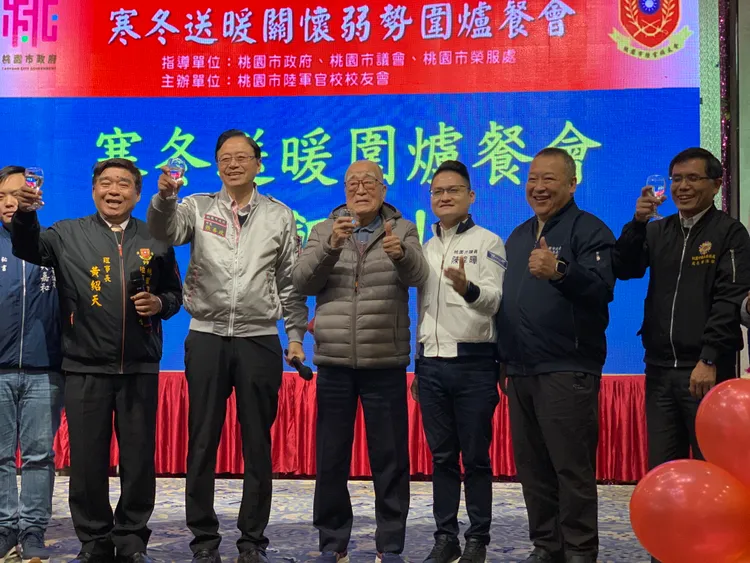 張善政市長到場參加圍爐。民政局提供