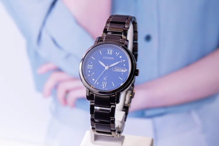 「甄星閃耀聯名款」EW2428-59L以晴朗星空為設計主題。品牌提供