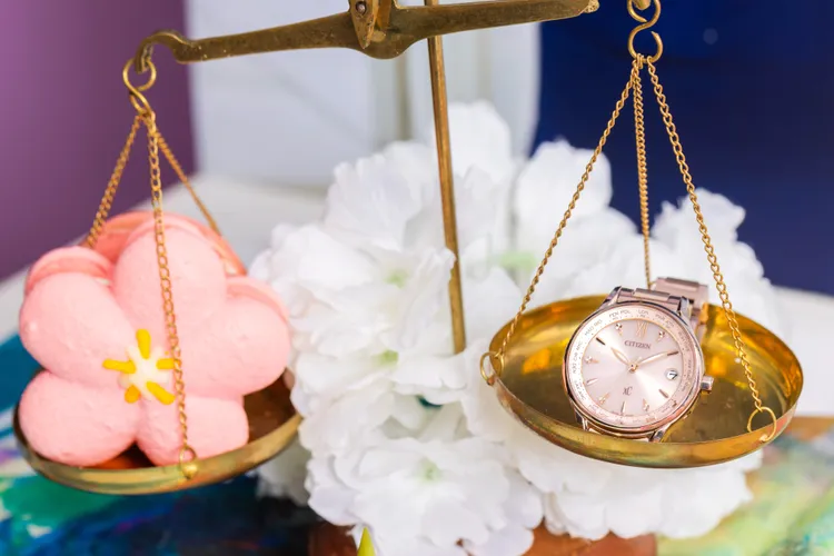 EC1193-55X以Sakura pink櫻花粉紅金色的鈦金屬製成，輕盈又夢幻。品牌提供