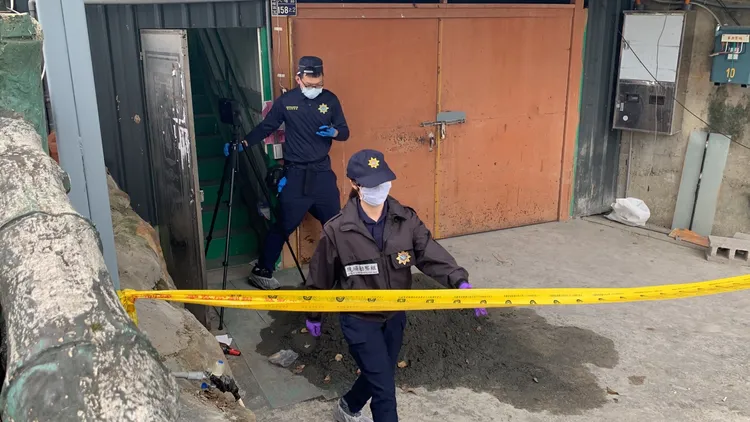 基隆焚屍命案，警方事後派員到疑似焚屍現場調查。葉先鵬攝