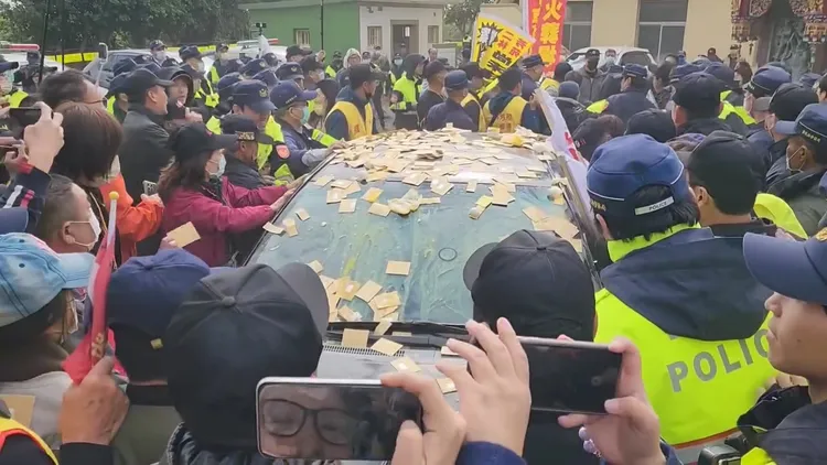 抗議群眾包圍縣府民政處代理處長座車。翻攝「二林芳苑反火葬場自救會」臉書