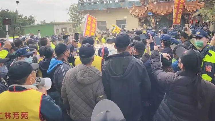 反火葬場自救會數百人到說明會場抗議。翻攝「二林芳苑反火葬場自救會」臉書