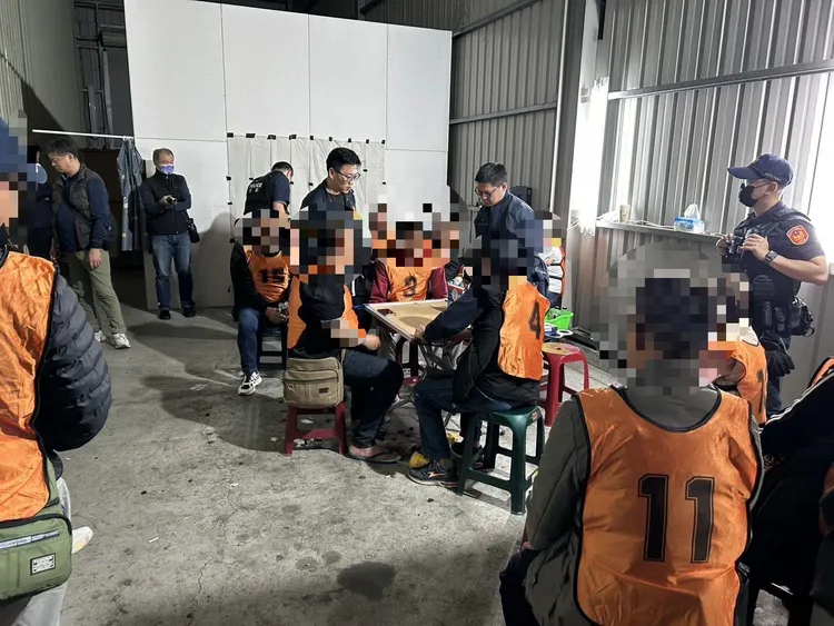 賭客見到警方上門嚇到四散奔逃，仍通通被逮。民眾提供