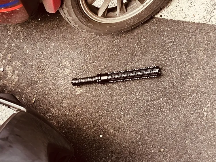 胡男一夥人在現場遺留手電筒。警方提供