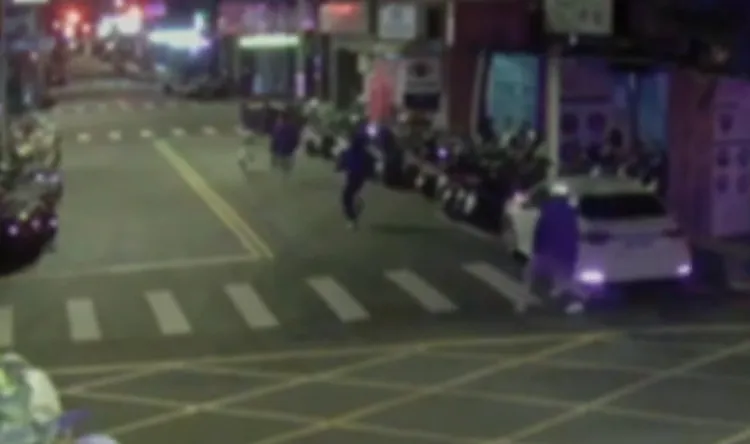 胡男一派人在街上追逐方男。警方提供