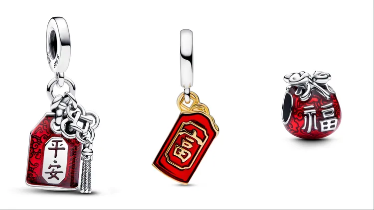 PANDORA平安護身符吊飾（左起）2480元、雙色金屬好運紅包吊飾2880元、好運福袋串飾2480元。品牌提供