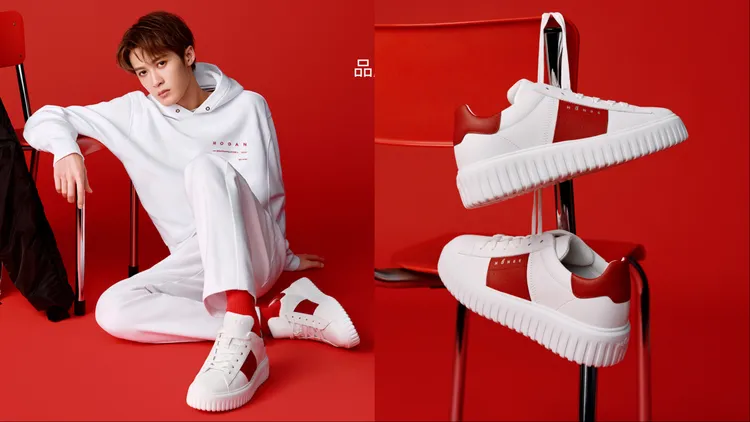 檀健次搭配HOGAN新春限定H-Stripes白色拼接牡丹紅色飾條皮革休閒鞋，2萬1000元。品牌提供