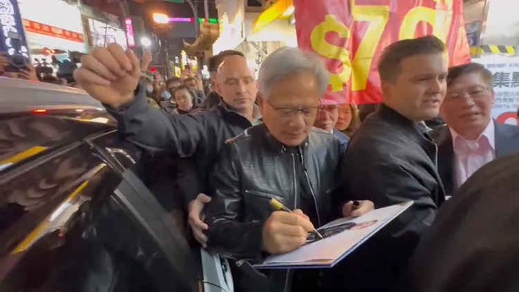 黃仁勳昨晚逛逢甲夜市，不斷有民眾請他簽名。民眾提供