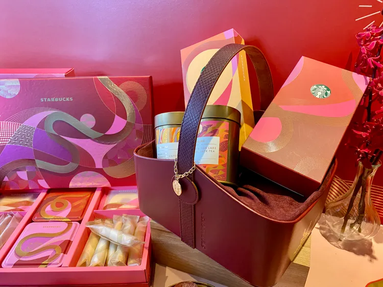 星巴克禮盒系列包含新上市的「星巴克春節禮籃組」（左）。莊偉祺攝