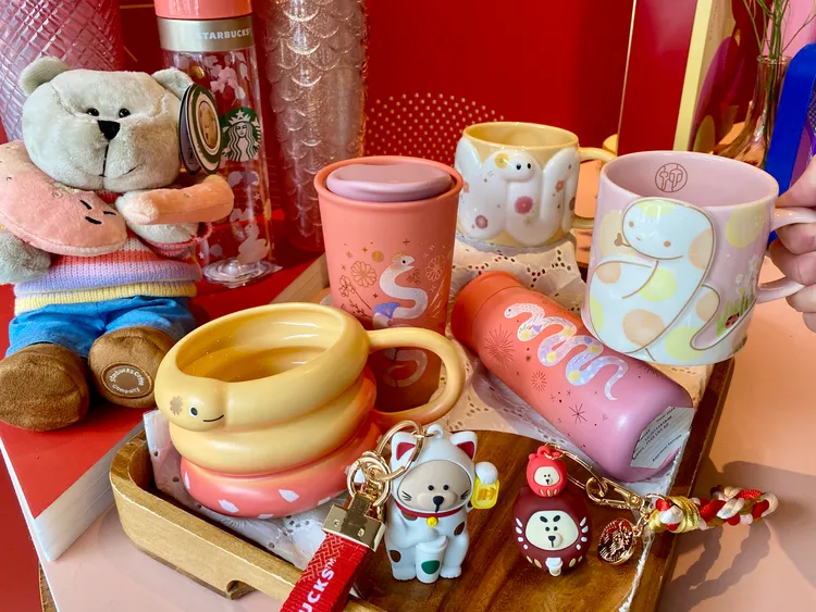 星巴克專為蛇年開發的在地杯款、蛇年裝扮熊玩偶等商品。莊偉祺攝