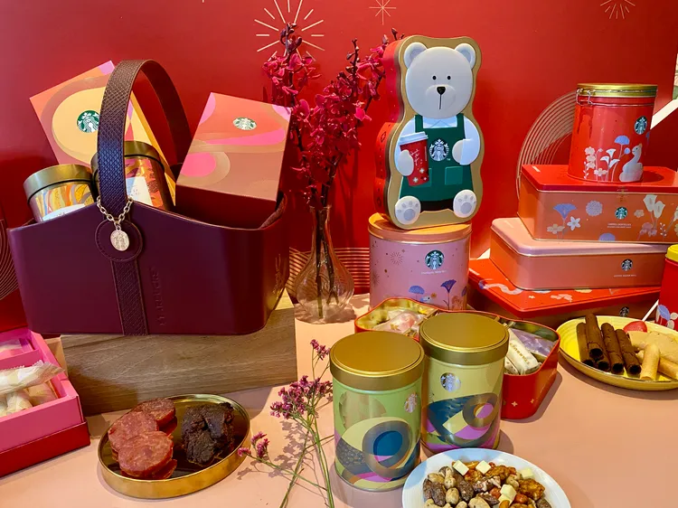 星巴克以「蛇來好運」為主題推出25款春節禮盒。莊偉祺攝