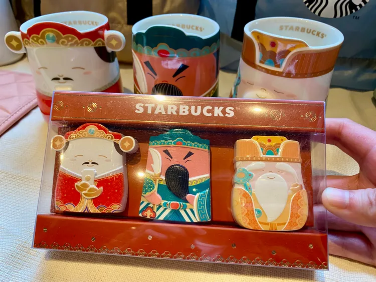 期間購買兩本飲料券可獲得「祈願磁鐵3入組」，有財神爺、土地公、關聖帝君等設計。莊偉祺攝影