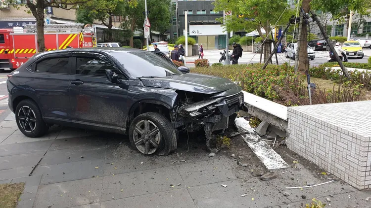 肇事車衝上人行道撞擊建築物才停下。特勤中心攝