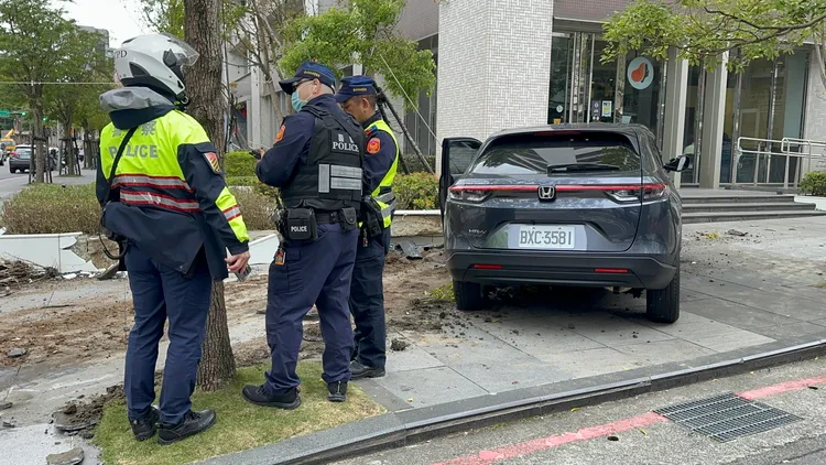 肇事車衝上人行道。特勤中心攝