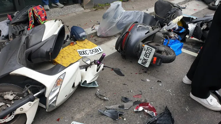 一共18輛機車遭撞。民眾提供