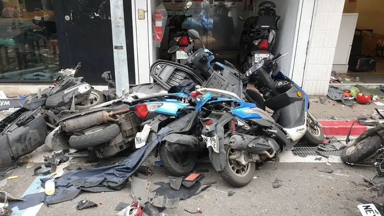現場多部機車毀損。民眾提供