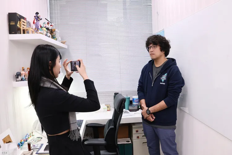 採訪當天，沈伯洋的助理們不是埋頭工作，就是與沈伯洋確認各項行程細節。記者莊宗達攝