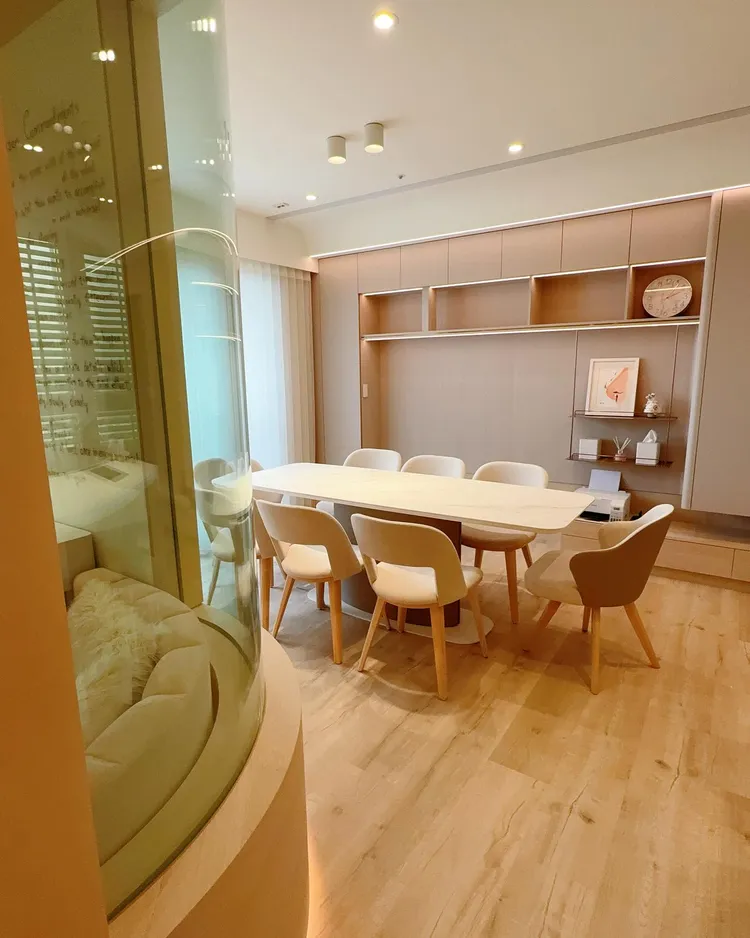 裝潢細節、燈光安排都是她和設計師一起討論。翻攝小嫻臉書