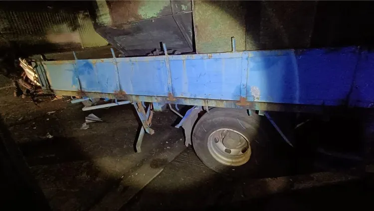 大貨車倒車橫跨車道，機車騎士反應不及當場撞上。民眾提供