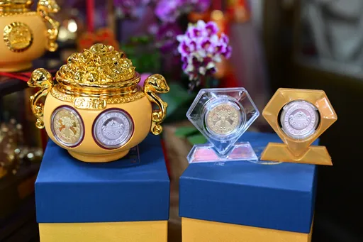 10公里人龍冒雨領錢母 75歲婦昏倒送醫不治