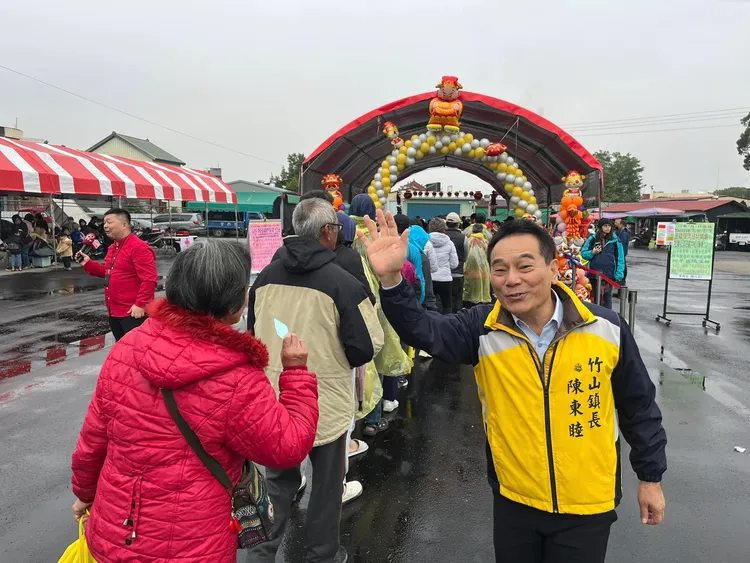 南投竹山鎮紫南宮發錢母，狂吸10公里人龍搶領。翻攝竹山鎮長陳東睦臉書