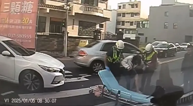 陳姓婦人手腳受傷，由救護人員扶起來登上救護車。民眾提供
