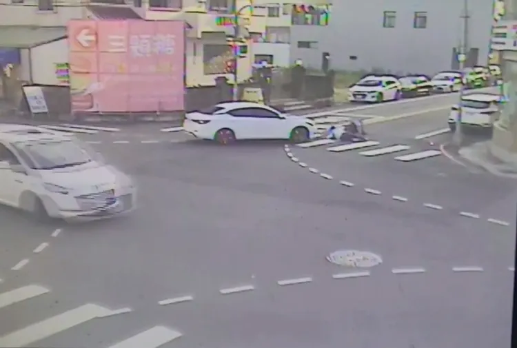 陳姓婦人及嬰兒車內的3歲孫女被撞倒。民眾提供