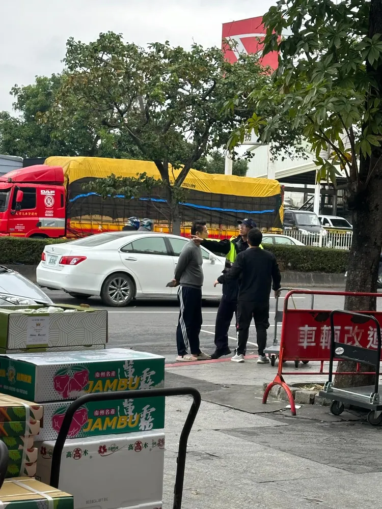 徐乃麟稱在與警員溝通。翻攝爆料公社二社