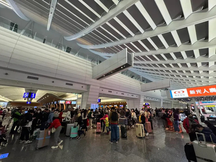 桃園機場人潮滿滿。翻攝阿格力臉書