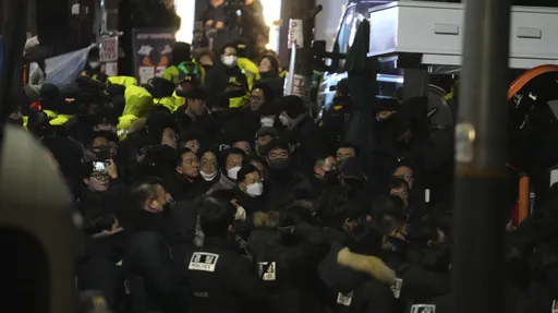 打起來了！韓千名警力「拂曉出擊」嘗試逮捕尹錫悅　警方強制解散支持者