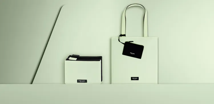 PRADA時尚托特包與PRADA雙層化妝包。品牌提供