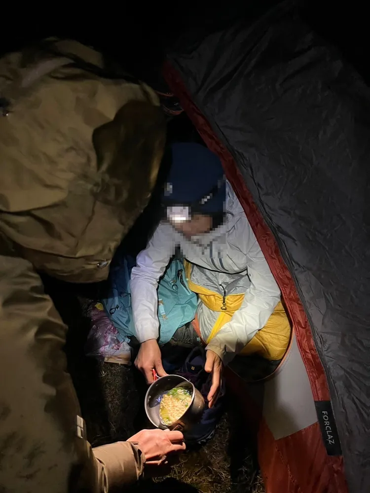 黃女因高山症發作獨留在在營地待援今獲救。翻攝畫面
